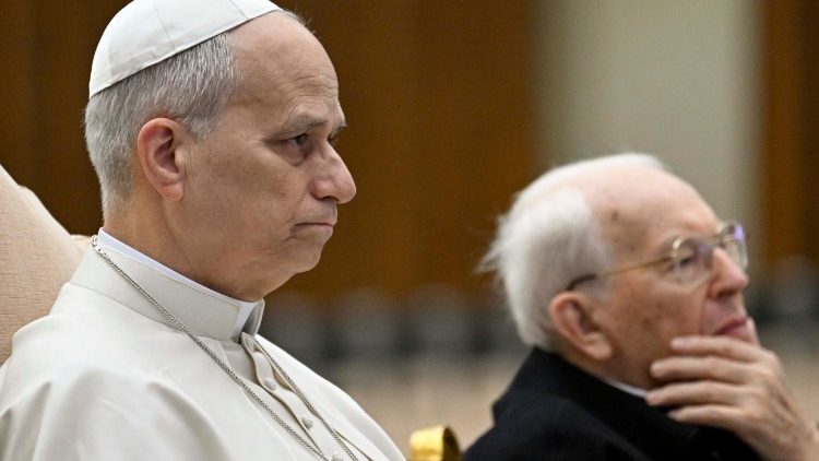 Aufmerksame Zuh&ouml;rer: Papst Leo XIV. und Kardinal Battista Re