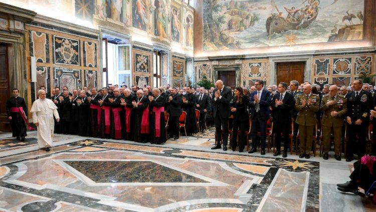 L'arrivo del Papa in Sala Clementina