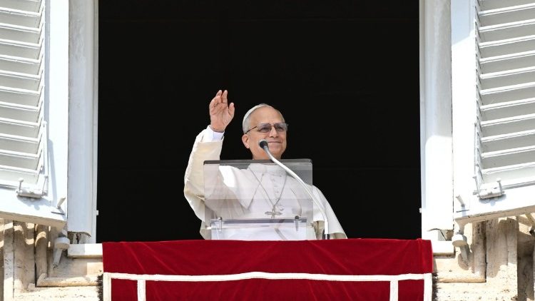 Papa akiwa katika dirisha la Jumba la Kitume wakati wa sala ya Malaika wa Bwana,Machi 8