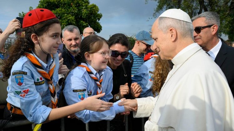 Papa akisalimia Maskauti wa Parokia