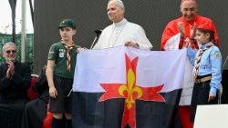 Lev XIV. se skauty z Federace skautů Evropy při pastorační návštěvě ve farnosti Uvedení Panny Marie do Chrámu v římské čtvrti Torrevecchia