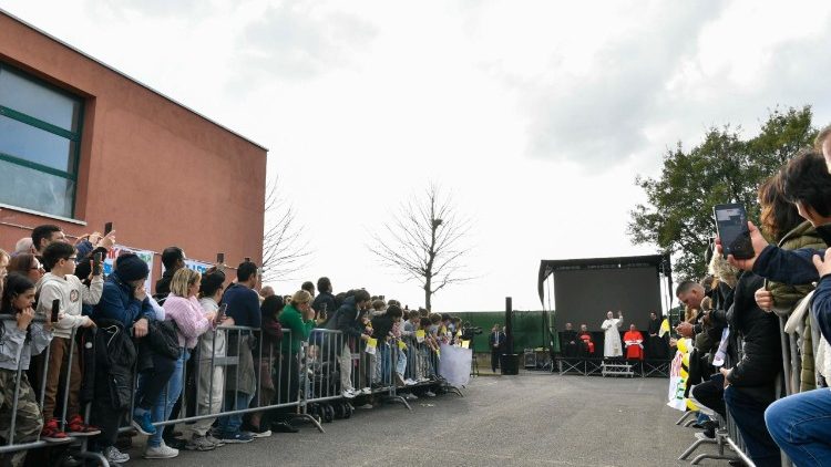 Il Papa saluta i fedeli di Santa Maria della Presentazione