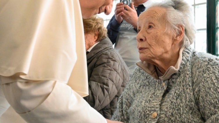 Um momento do encontro de Le&atilde;o XIV com os idosos da par&oacute;quia 