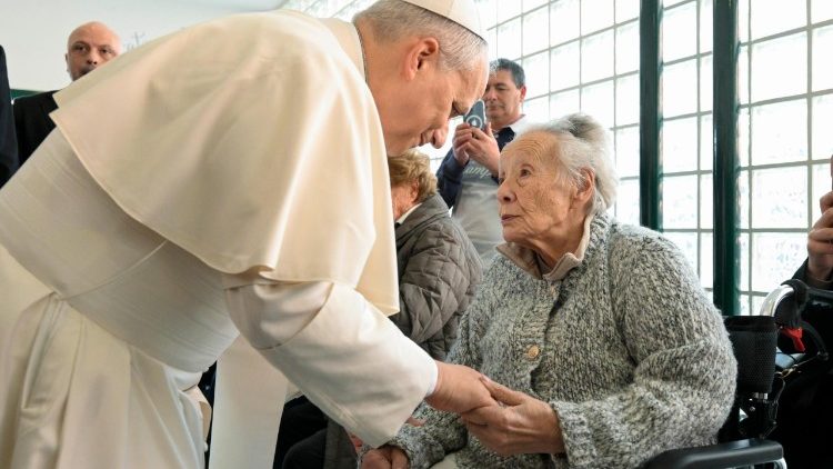 Un momento dell'incontro di Leone XIV con gli anziani della parrocchia