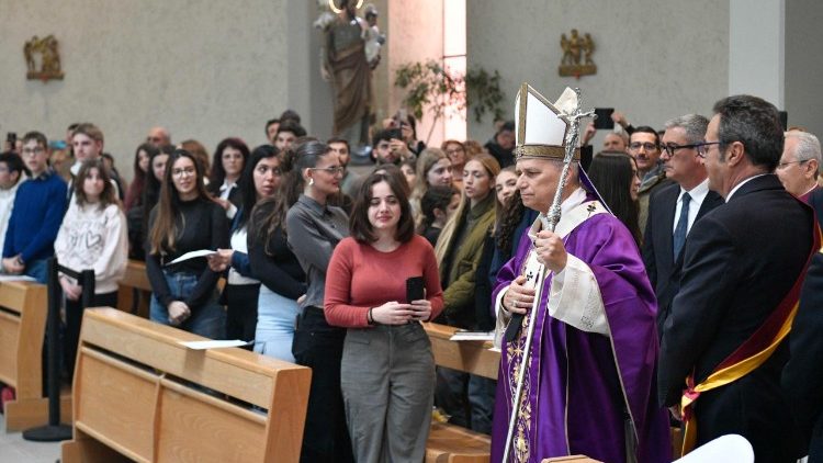 la processione d'ingresso della Messa del Papa a Torrevecchia