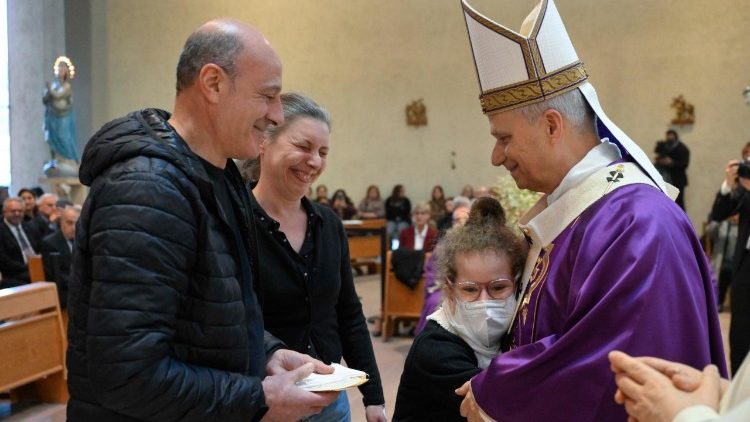 Leon XIV podczas wizyty w parafii  pw. Ofiarowania NMP w Rzymie