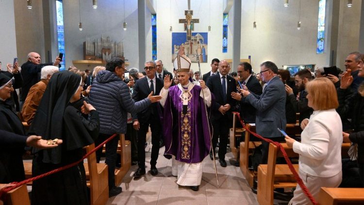 Leon XIV podczas wizyty w parafii pw. Ofiarowania NMP