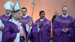 Kapłani są powołani do służby Ludowi Bożemu niosąc Słowo i Eucharystię