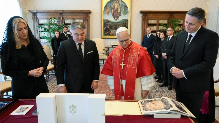 El Papa junto a Željko Komšić, Denis Bećirović y Željka Cvijanović