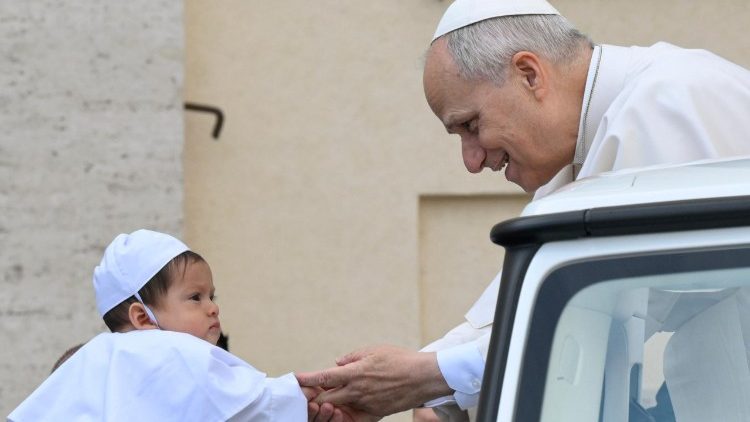 SALAMU ZA PAPA KATIKA UWANJA AKIWA KWENYE KIGARI CHAKE