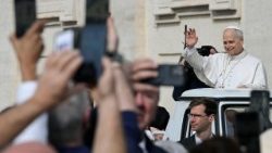 Il Papa tra i fedeli prima dell'inizio dell'udienza generale di oggi, 11 marzo