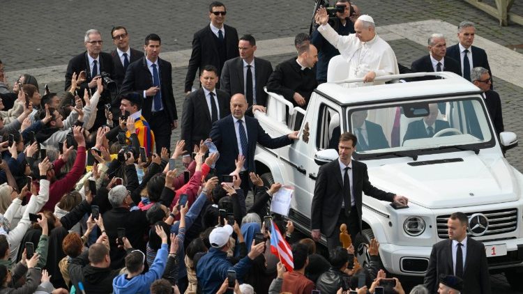 Il Papa tra i fedeli in Piazza San Pietro