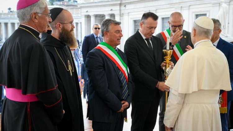 Papa akibariki mwenge wa Mtakatifu Benedikto