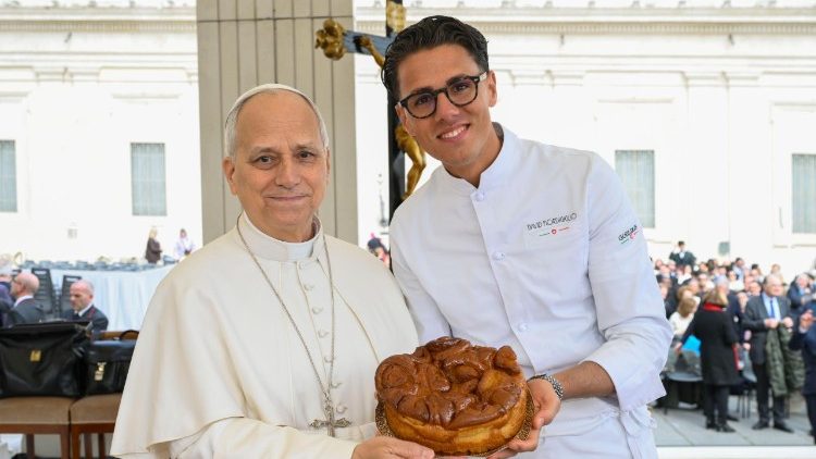 In dono al Papa la torta di rose