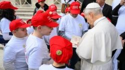 Kwa yule mtu aliyezaliwa kipofu: Imani imemwezesha kuwa jasiri na kwake Kristo Yesu amekuwa ni chemchemi ya: Imani, mapendo na matumaini mapya! Shuhuda wa Kristo Yesu kuwa Nabii na Mtakatifu. 