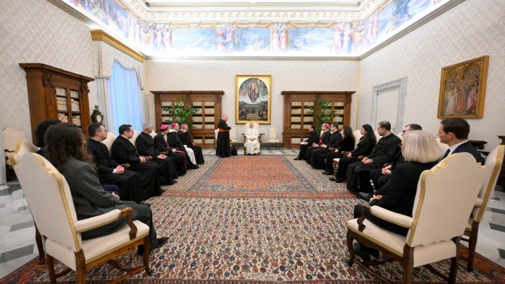 La délégation du COMED, la coordination ecclésiale de la Méditerranée, reçue par le Pape Léon XIV dans la bibliothèque du Palais apostolique, le 12 mars 2026.