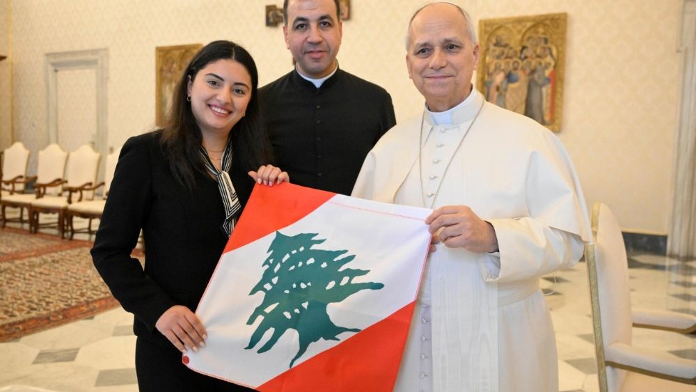 La délégation du COMED, la coordination ecclésiale de la Méditerranée, reçue par le Pape Léon XIV dans la bibliothèque du Palais apostolique, le 12 mars 2026.