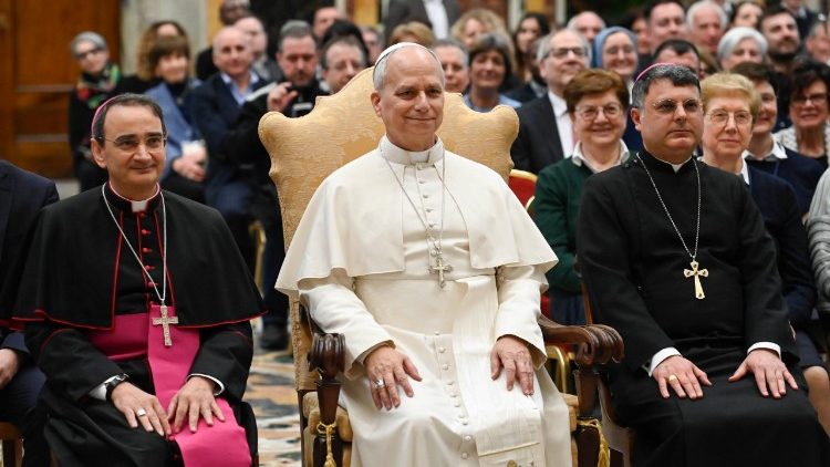 "விருந்தோம்பல் பேராலயம்” நிகழ்வில் பங்கேற்றவர்களுடன் திருத்தந்தை 