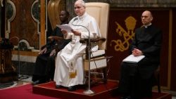 Pave Leo møder deltagerne i det 37. kursus i kanonisk ret i Sala Clementina.