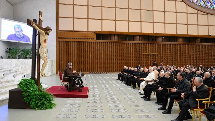El Papa y la Curia Romana asisten a la segunda meditaci&oacute;n de Cuaresma en el Aula Pablo VI este viernes 13 de marzo de 2026