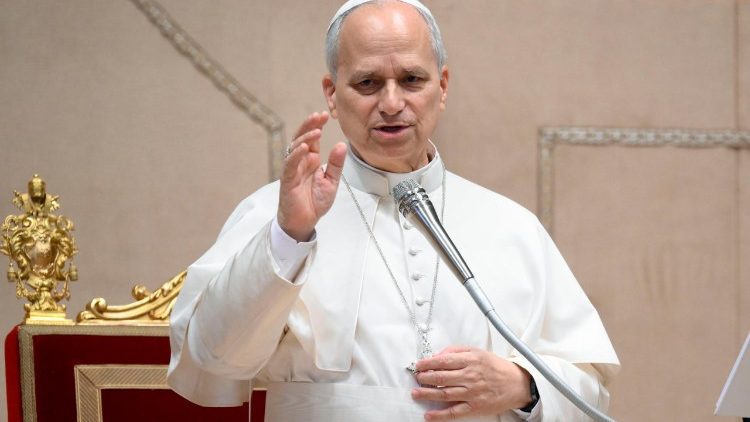 Il Papa mentre imparte la benedizione