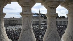 2026.03.15 Romanii și pelerinii adunați în Piața Sfântul Petru pentru rugăciunea Îngerul Domnului cu papa Leon XIV