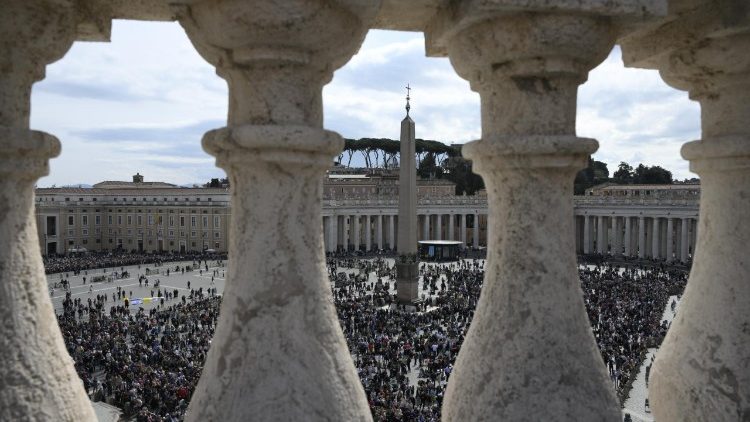 Průhled na Svatopetrsk&eacute; n&aacute;měst&iacute; z balustr&aacute;dy Berniniho kolon&aacute;dy