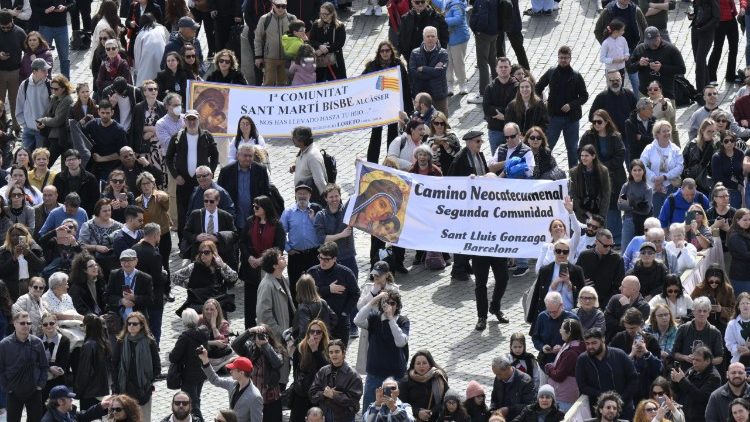 Alcuni fedeli presenti all'Angelus
