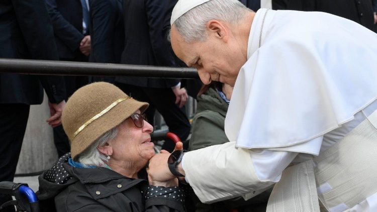 Papež Lev XIV. osobně pozdravil mnoho farn&iacute;ků