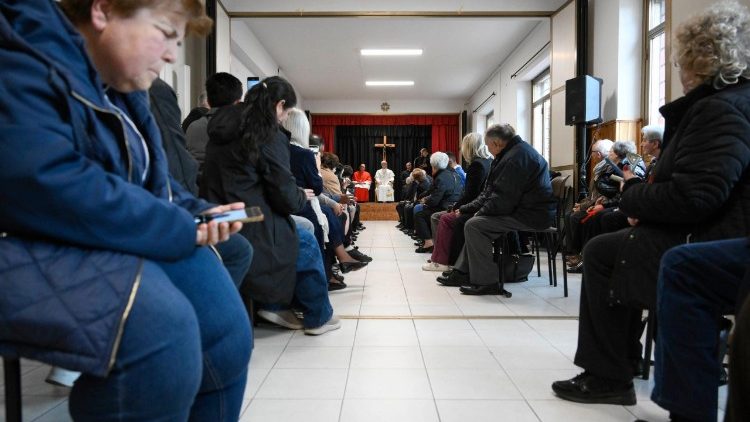 Il Papa nellincontro con anziani e disabili