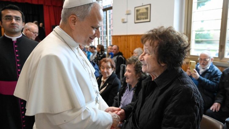 Il Papa nellincontro con anziani e disabili