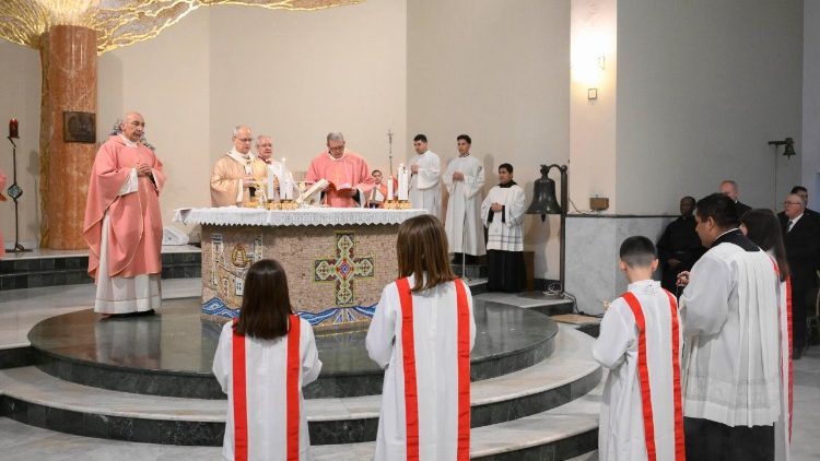 O Papa durante a Missa na Par&oacute;quia do Sagrado Cora&ccedil;&atilde;o de Jesus em Ponte Mammolo