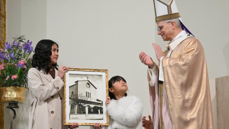 Lev XIV. přebírá dárek od farnosti Nejsvětějšího Srdce Ježíšova v Ponte Mammolo, 15. března 2026