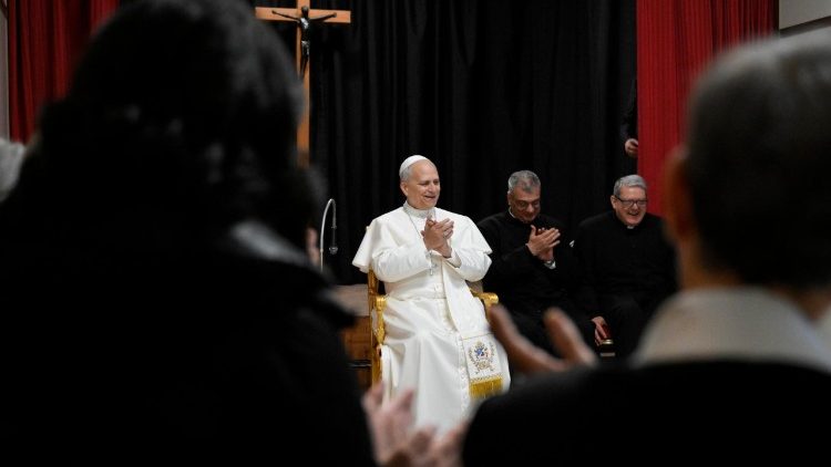 Papa Leone in una foto scattata nella sua ultima visita pastorale (Roma, parrocchia del Sacro Cuore a Ponte Mammolo)