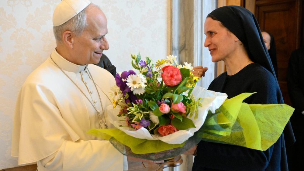 Leon al XIV-lea și superioara generală a Misionarelor Sfântului Carol Borromeu, sora Rachele Paiusco. 