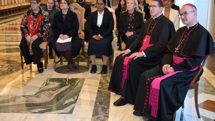 I vertici e alcuni membri della Pontificia Commissione Tutela Minori in udienza da Papa Leone XIV il 16 marzo