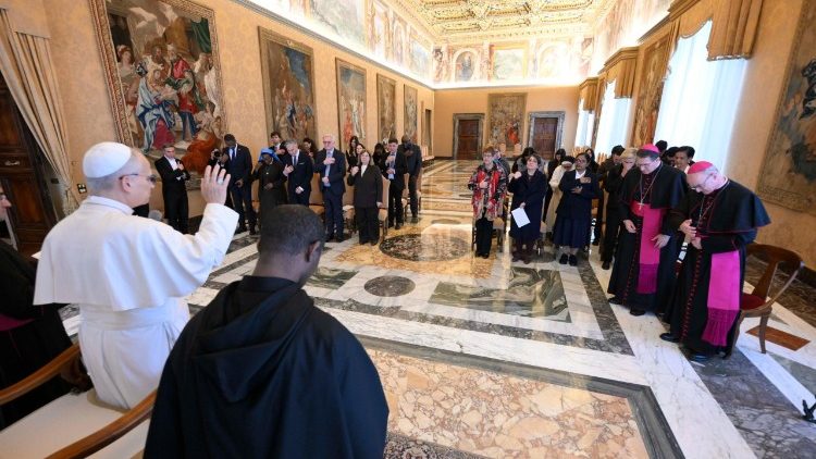 नाबालिगों की सुरक्षा के लिए गठित परमधर्मपीठीय आयोग के सदस्यों के साथ संत पापा लियो 14वें