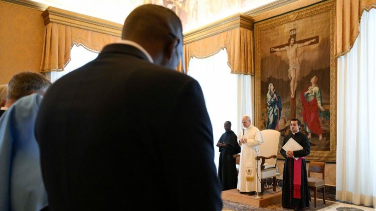 Папата с членовете на Комисията за защита на малолетните