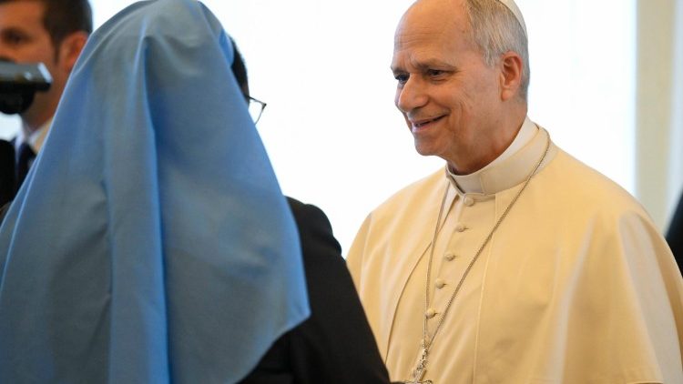 A Szentatya &uuml;dv&ouml;zli az audiencia r&eacute;sztvevőit