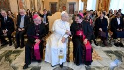 XIV. Leó pápa a Kiskorúak Védelme Pápai Bizottság tagjaival