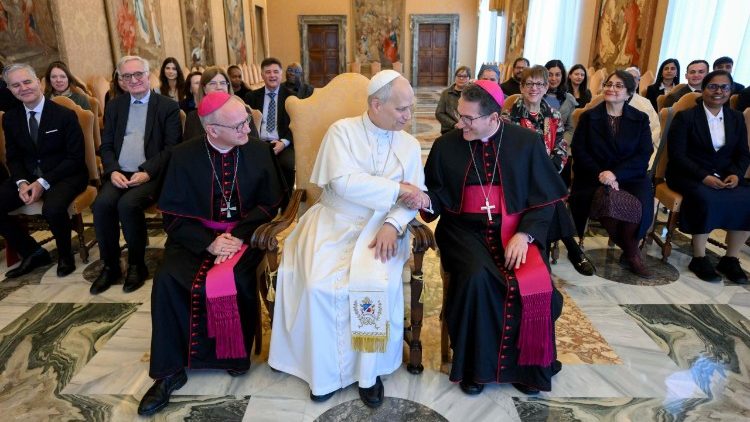 XIV. Leó pápa a Kiskorúak Védelme Pápai Bizottság tagjaival