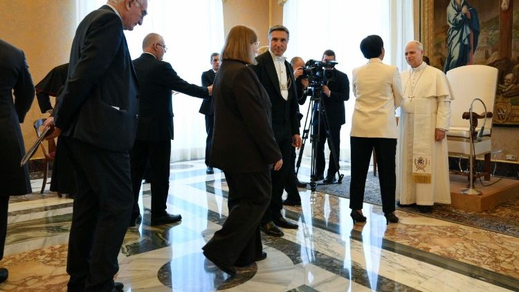 Папата с членовете на Комисията за защита на малолетните