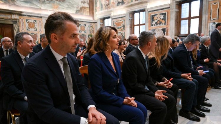 Papa akutana na Wahariri wa TG 2 na familia zao