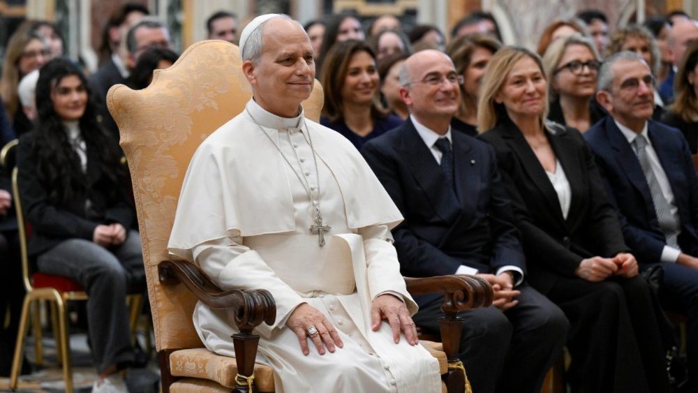 La Leon al XIV-lea, redactorii și conducerea telejurnalului TG2 al televiziunii italiene RAI. 