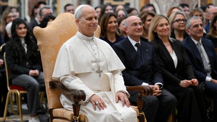 O Papa junto ao grupo de jornalistas para a foto oficial do encontro