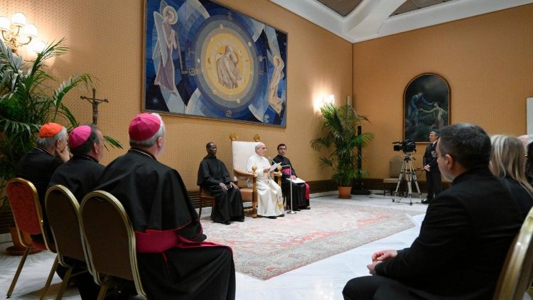 Papa na washiriki wa Mkutano wa " Leo hii Ndugu yangu ni nani?