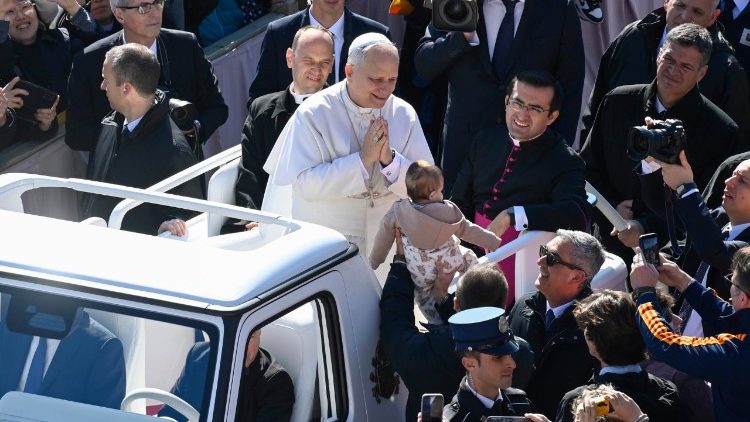 El Papa saluda a los peregrinos en la Plaza de san Pedro