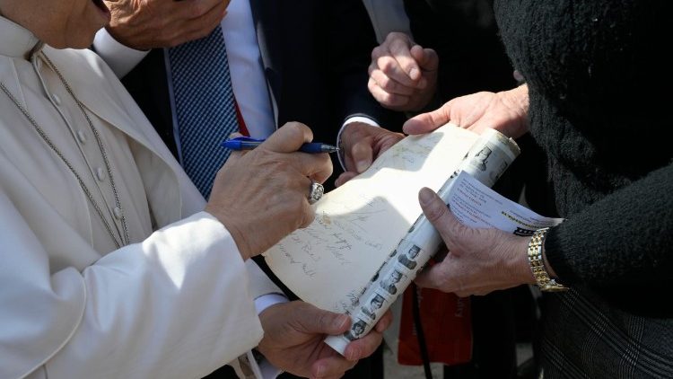 Papież podpisuje zdjęcie klasowe