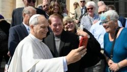 El Papa Prevost se hace un selfie con sus excompañeros de escuela en la Plaza de San Pedro