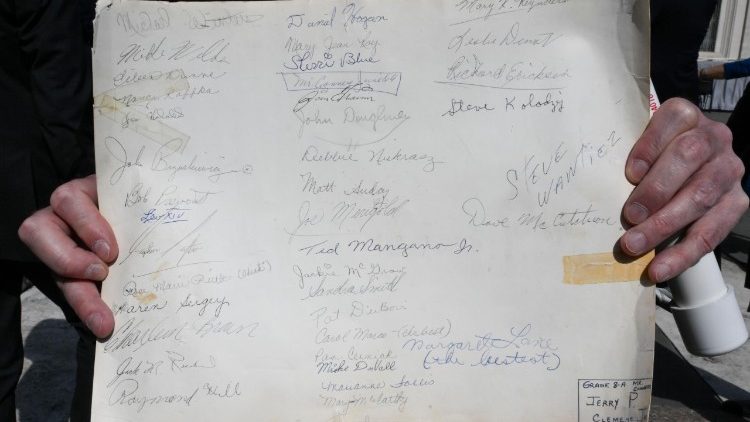 Do swojego podpisu z lat szkolnych "Bob Prevost" Papież dopisał "Leo XIV"